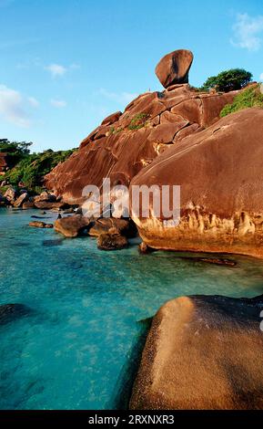 Rocce sulla costa, Donald Duck Bay, Isole Similan, Mare delle Andamane, Donald Duck Bay, Thailandia Foto Stock