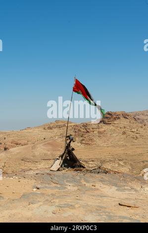 La bandiera di Jordan su un'asta improvvisata con un teschio di animale sulla sua base. Foto Stock