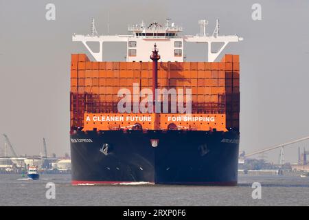 Il nuovo ammiraglia di Hapag-Lloyd, IL BERLIN EXPRESS, arriva sul fiume Elba, mostrando contenitori di sole HL per la cerimonia di battesimo al porto di Amburgo Foto Stock