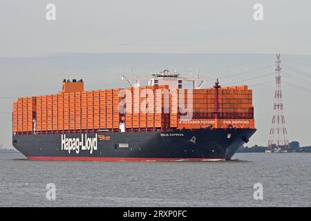 Il nuovo ammiraglia di Hapag-Lloyd, IL BERLIN EXPRESS, arriva sul fiume Elba, mostrando contenitori di sole HL per la cerimonia di battesimo al porto di Amburgo Foto Stock