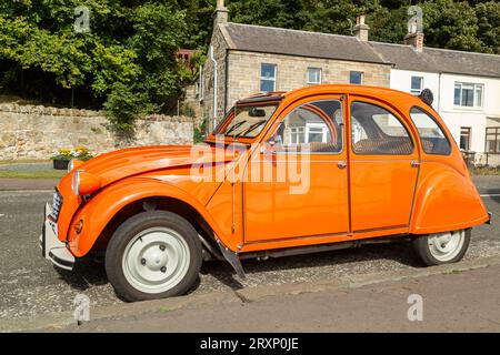 Un Orange Citroën 2CV6 Special parcheggiato in una strada a Fife, Scozia Foto Stock