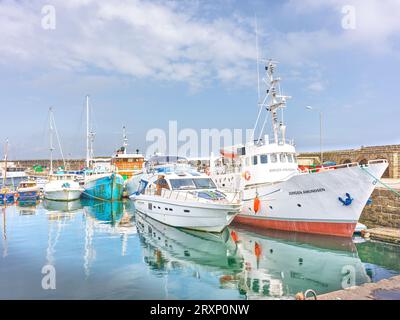 Barche ormeggiate nel porto di Penzance, Cornovaglia, Inghilterra. Foto Stock