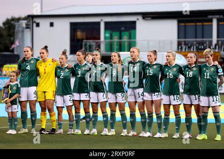 I giocatori dell'Irlanda del Nord si schierano per l'inno nazionale prima della partita del gruppo B1 della UEFA Women's Nations League a Seaview, Belfast. Data immagine: Martedì 26 settembre 2023. Foto Stock