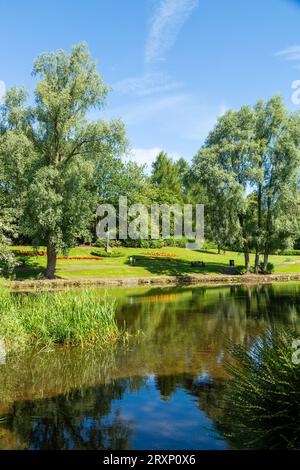 Una bella giornata estiva a Riverside Park, Glenrothes, Scozia Foto Stock