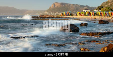 Onde che si infrangono di fronte alla piscina di St James Tidal Pool, città del Capo, Capo Occidentale, Sud Africa Foto Stock