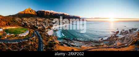 Camps Bay al tramonto, Cape Town, Western Cape, Sud Africa Foto Stock