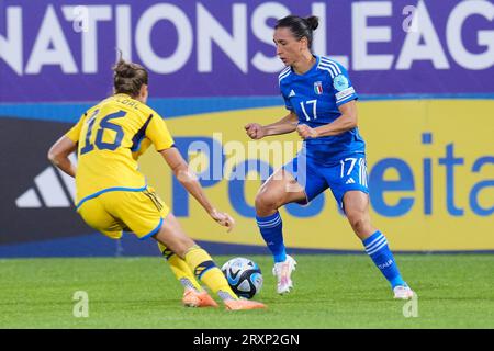 Castel di Sangro, Italia. 26 settembre 2023. Castel di Sangro, Italia, 26 settembre 2023 Lucia di Guglielmo (17 Italia) si aggiudica con Filippa Angeldal (16 Svezia) durante l'incontro del Campionato europeo femminile tra Italia e Svezia allo Stadio Teofilo Patini di Castel di Sangro, Italia (foto Mosca/SPP) credito: SPP Sport Press Photo. /Alamy Live News Foto Stock