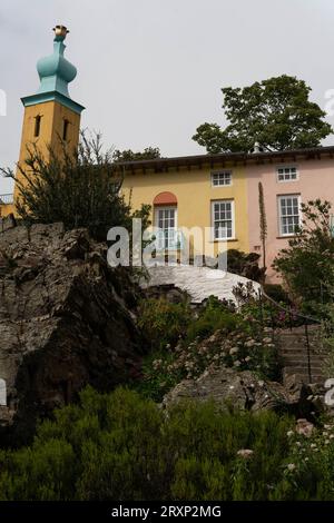 Colorati edifici italiani e caratteristico campanile nel villaggio di Portmeirion, Galles Foto Stock