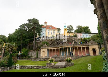 Colorata architettura del villaggio all'italiana con colonnato classico e giardini a Portmeirion, Galles Foto Stock
