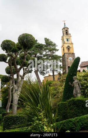 Campanile all'italiana e giardini lussureggianti al villaggio di Portmeirion, Galles del Nord Foto Stock