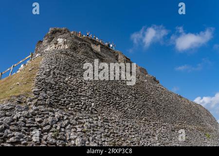 El Castillo, struttura 6, con turisti in cima nella riserva archeologica di Xunantunich in Belize. Foto Stock