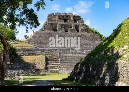 El Castillo, struttura 6, con la scala della struttura 32 di fronte alla riserva archeologica Xunantunich in Belize. Foto Stock