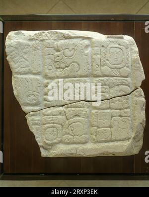 Pannello 2 dalla struttura A32 sul Castillo nel museo della riserva archeologica di Xunantunich in Belize. Foto Stock
