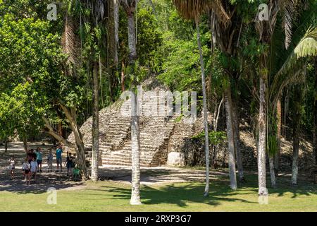 Turisti di fronte alla struttura A-9 nelle rovine Maya nella riserva archeologica di Xunantunich in Belize. Foto Stock