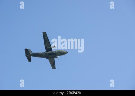 Aereo da trasporto militare tedesco Luftwaffe Transall C-160 in volo, Berlino, Germania Foto Stock