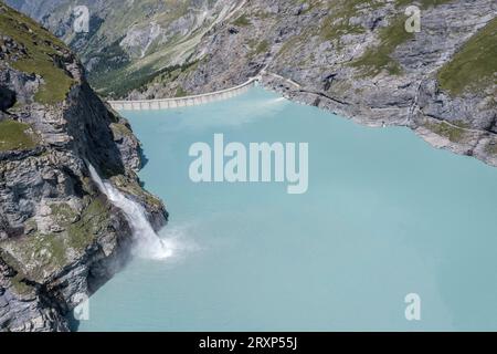 Diga del lago Mauvoisin, canali artificiali nella roccia riempiono il lago, valle val de bagnes, Vallese, Svizzera Foto Stock