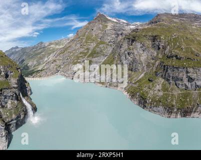 Vista panoramica aerea sul lago Mauvoisin, canali artificiali nella roccia riempiono il lago, valle val de bagnes, Vallese, Svizzera Foto Stock