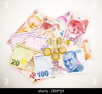 Lira turca - banconote turche - monete e banconote in valuta locale, raffiguranti l'immagine di Ataturk, nella Repubblica di Turchia Foto Stock