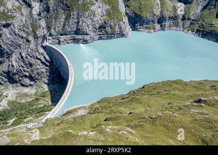 Diga del lago Mauvoisin, canali artificiali nella roccia riempiono il lago, valle val de bagnes, Vallese, Svizzera Foto Stock