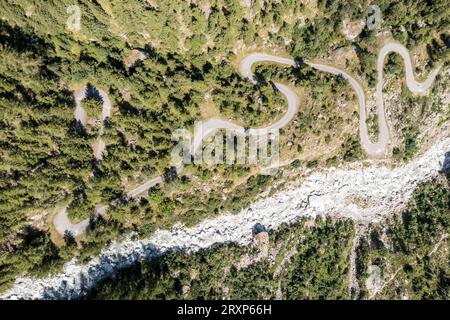 Incredibile vista aerea della strada ventosa in una valle di montagna, Vallese, Svizzera Foto Stock