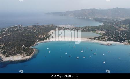 Vista aerea sulle barche ancorate alla Spiaggia Porto Guinco, Sardegna, Italia Foto Stock