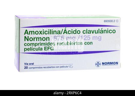 Huelva, Spagna - 25 settembre 2023: Scatola spagnola di una combinazione di amoxicillina e acido clavulanico, utilizzata per trattare alcune infezioni causate dalla bacter Foto Stock