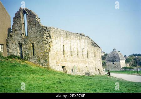 Rovine di Penmon Priory, Anglesey, galles del Nord, Regno Unito 1966 Foto Stock