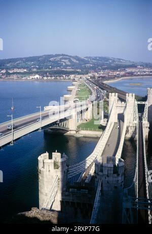 Vista sul ponte ferroviario River Conwy Road e sul ponte sospeso Telford, Conwy, Anglesey, Galles del nord, Galles, REGNO UNITO 1966 Foto Stock