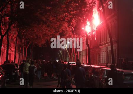 Lipsia, Germania. 26 settembre 2023. I partecipanti a una protesta di sinistra accendono i pirotecnici. Le proteste sono dirette contro lo sfratto di una casa occupata. Credito: Sebastian Willnow/dpa/Alamy Live News Foto Stock