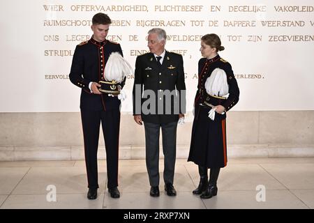 Bruxelles, Belgio. 26 settembre 2023. Il principe Gabriele, il re Philippe-Filip del Belgio e la principessa ereditaria Elisabetta, ritratti durante una cerimonia durante la quale gli studenti della 160a promozione delle scienze sociali e militari e gli allievi ufficiali della 175a promozione politecnica prestano giuramento come sottotenente o alfiere di seconda classe, presso la Royal Military School (KMS/ERM), a Bruxelles, martedì 26 settembre 2023. BELGA PHOTO DIRK WAEM Credit: Belga News Agency/Alamy Live News Foto Stock