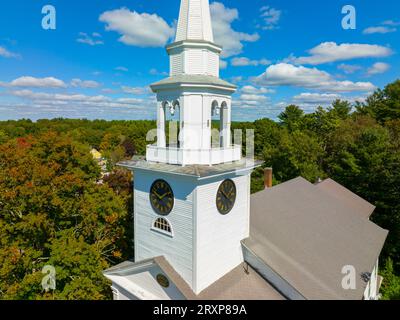 Vista aerea della chiesa della First Religious Society al 27 di School Street a Town Common nel centro storico di Carlisle, Massachusetts, Stati Uniti. Foto Stock