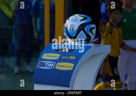 Castel di Sangro, Italia. 26 settembre 2023. Il pallone della partita precedente la partita della UEFA Women Nations League tra Italia e Svezia il 26 settembre 2023 a Castel di Sangro, Italia. © foto: Cinzia Camela. Credito: Agenzia fotografica indipendente/Alamy Live News Foto Stock