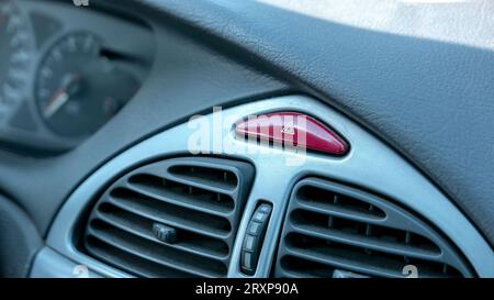 Dettaglio cruscotto principale interno auto su Chiudi arresto di emergenza pulsante luci di emergenza rosse al centro, nessuno. Immagine di dettaglio all'interno del veicolo, primo piano dell'oggetto Foto Stock