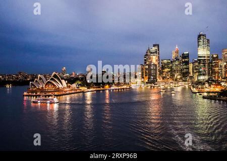 sydney di notte con il teatro dell'opera di sydney e il centro della città illuminati Foto Stock