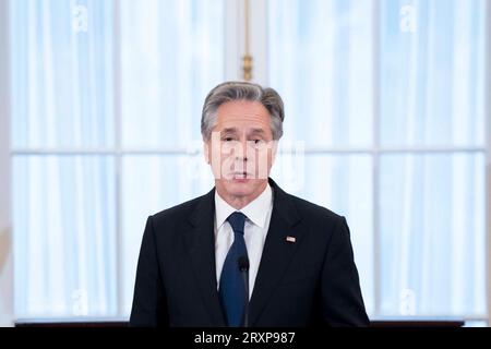 Washington, Stati Uniti. 26 settembre 2023. L'ex Segretario di Stato Hillary Rodham Clinton.il Segretario di Stato Antony Blinken.l'ex Presidente Bill Clinton.assisti a un ritratto di presentazione dell'ex Segretario di Stato Hillary Clinton presso il Dipartimento di Stato degli Stati Uniti a Washington, DC martedì 26 settembre 2023. Foto di Bonnie Cash/UPI credito: UPI/Alamy Live News Foto Stock