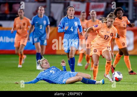 Utrecht, Paesi Bassi. 26 settembre 2023. UTRECHT, PAESI BASSI - SETTEMBRE 26: Victoria Pelova, PAESI Bassi, si batte per il pallone con Alex Greenwood, Inghilterra, durante la UEFA Nations League Women League A, gruppo 1, partita tra Paesi Bassi e Inghilterra allo Stadion Galgenwaard il 26 settembre 2023 a Utrecht, Paesi Bassi. (Foto di Andre Weening/Orange Pictures) credito: Orange Pics BV/Alamy Live News Foto Stock