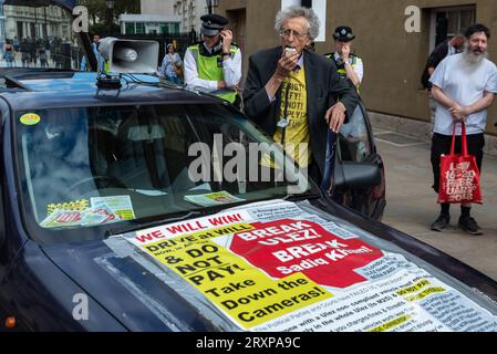 Piers Corbyn in una protesta contro il piano ambientale Ultra Low Emission zone a Londra, Regno Unito. Parcheggiare un'auto vecchia, bloccando il traffico Foto Stock