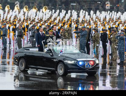 Seongnam, Corea del Sud. 26 settembre 2023. Il presidente sudcoreano Yook Suk Yeol (R in CAR) visto durante la cerimonia per celebrare il 75° anniversario della giornata delle forze armate presso la base aerea di Seoul. L'esercito sudcoreano ha presentato missili ad "alta potenza" e altri sistemi di armi chiave il 26 settembre in occasione del 75° anniversario della fondazione delle sue forze armate in un apparente avvertimento contro le minacce nucleari e militari della Corea del Nord. Credito: SOPA Images Limited/Alamy Live News Foto Stock