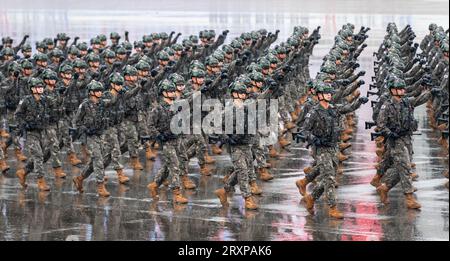 Seongnam, Corea del Sud. 26 settembre 2023. Le truppe sudcoreane marciano durante una cerimonia che segna il 75° anniversario della fondazione della giornata delle forze armate del paese presso la base aerea di Seoul. L'esercito sudcoreano ha presentato missili ad "alta potenza" e altri sistemi di armi chiave il 26 settembre in occasione del 75° anniversario della fondazione delle sue forze armate in un apparente avvertimento contro le minacce nucleari e militari della Corea del Nord. Credito: SOPA Images Limited/Alamy Live News Foto Stock