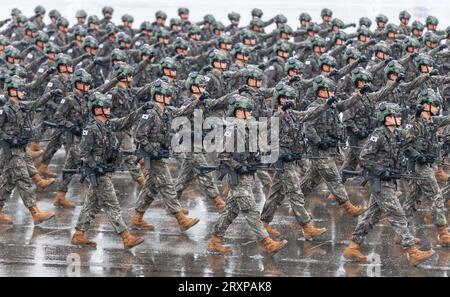 Seongnam, Corea del Sud. 26 settembre 2023. Le truppe sudcoreane marciano durante una cerimonia che segna il 75° anniversario della fondazione della giornata delle forze armate del paese presso la base aerea di Seoul. L'esercito sudcoreano ha presentato missili ad "alta potenza" e altri sistemi di armi chiave il 26 settembre in occasione del 75° anniversario della fondazione delle sue forze armate in un apparente avvertimento contro le minacce nucleari e militari della Corea del Nord. Credito: SOPA Images Limited/Alamy Live News Foto Stock