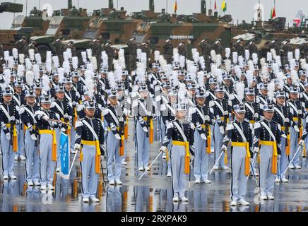 Seongnam, Corea del Sud. 26 settembre 2023. I cadetti sudcoreani salutano durante una cerimonia che segna il 75° anniversario della fondazione della giornata delle forze armate del paese presso la base aerea di Seoul. L'esercito sudcoreano ha presentato missili ad "alta potenza" e altri sistemi di armi chiave il 26 settembre in occasione del 75° anniversario della fondazione delle sue forze armate in un apparente avvertimento contro le minacce nucleari e militari della Corea del Nord. Credito: SOPA Images Limited/Alamy Live News Foto Stock