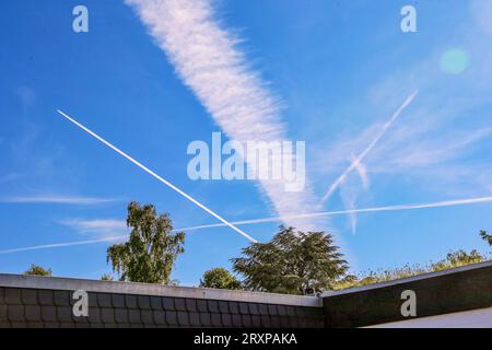 Flugzeug Kondenzstreifen - gesehen am 26.06.2023 über Hannover- *** piste di condensazione degli aerei viste su 26 06 2023 over Hannover Credit: Imago/Alamy Live News Foto Stock