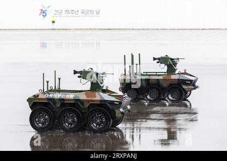 Seongnam, Corea del Sud. 26 settembre 2023. Il veicolo senza equipaggio della Corea del Sud esposto durante una cerimonia che segna il 75° anniversario della fondazione della giornata delle forze armate del paese presso la base aerea di Seoul. L'esercito sudcoreano ha presentato missili ad "alta potenza" e altri sistemi di armi chiave il 26 settembre in occasione del 75° anniversario della fondazione delle sue forze armate in un apparente avvertimento contro le minacce nucleari e militari della Corea del Nord. Credito: SOPA Images Limited/Alamy Live News Foto Stock