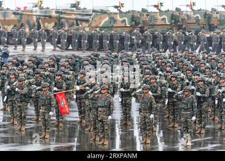 Seongnam, Corea del Sud. 26 settembre 2023. Le truppe sudcoreane salutano durante una cerimonia che segna il 75° anniversario della fondazione della giornata delle forze armate del paese presso la base aerea di Seoul. L'esercito sudcoreano ha presentato missili ad "alta potenza" e altri sistemi di armi chiave il 26 settembre in occasione del 75° anniversario della fondazione delle sue forze armate in un apparente avvertimento contro le minacce nucleari e militari della Corea del Nord. Credito: SOPA Images Limited/Alamy Live News Foto Stock