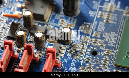 Industria di produzione di elettronica per computer, circuiti complessi per schede madri, componenti elettrici per schede a circuito generico macro, dettagli dell'oggetto, es Foto Stock