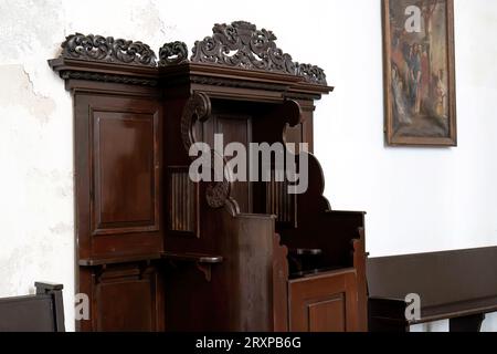 Vecchio stile, vuoto confessionale in un dettaglio architettonico di primo piano della chiesa, nessuno, nessuna confessione di persone, confessare i peccati concetto religioso, Christiani Foto Stock