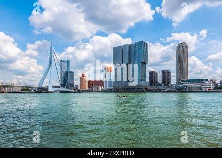 Vista panoramica dello skyline di Rotterdam e del porto delle navi da crociera, Paesi Bassi. Foto Stock