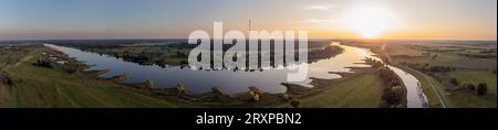 Vista aerea panoramica del fiume Elba vicino a Lenzen, porto turistico di Lenzen, vista verso l'albero radio di Hoehbeck, tramonto nelle tranquille serate estive, Germania Foto Stock