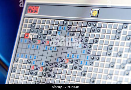 Il classico gioco Minesweeper di Microsoft Windows XP è stato aperto su un vecchio notebook retrò, con dettagli di primo piano. Cultura dei videogiochi classici concetto astratto, DIG Foto Stock