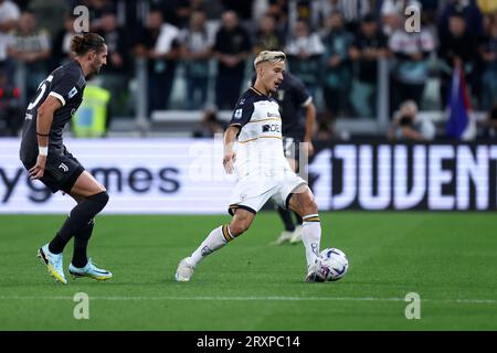 Torino, Italia. 26 settembre 2023. Pontus Almqvist di noi Lecce controlla la palla durante la partita di serie A tra Juventus FC e noi Lecce allo Stadio Allianz il 26 settembre 2023 a Torino. Crediti: Marco Canoniero/Alamy Live News Foto Stock